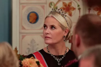 La princesse Mette-Marit de Norvège parée du diadème d'améthystes et diamants de la reine Sonja à Oslo, le 25 octobre 2018