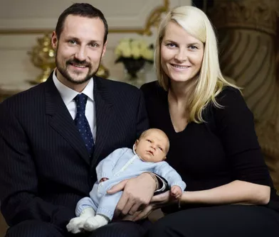 Le prince Sverre Magnus de Norvège avec ses parents la princesse Mette-Marit et le prince Haakon, le 8 décembre 2005