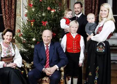 Le prince Sverre Magnus de Norvège avec ses parents, ses grands-parents, sa soeur et son demi-frère, le 20 décembre 2006
