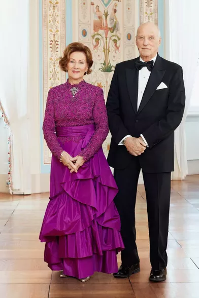 La reine Sonja et le roi Harald V de Norvège, portrait officiel en tenue de gala pour les 30 ans de leur sacre, dévoilé le 23 juin 2021