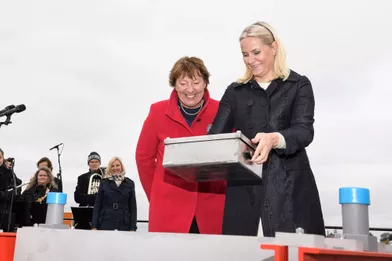 La princesse Mette-Marit de Norvège pose la première pierre du nouveau musée Munch à Oslo, le 14 octobre 2016