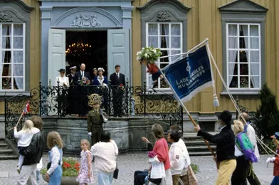 Le roi Harald V de Norvège en famille devant sa résidence officielle, le château de Stiftsgarden, en juin 1991.