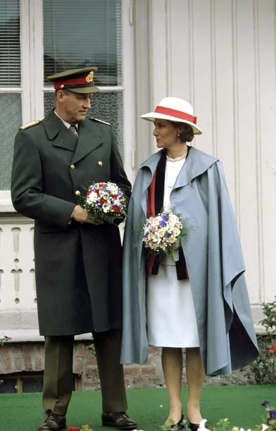 Harald V et son épouse Sonja à Eidsvoll, lors de leur tournée à travers la Norvège pour le sacre du roi en juin 1991.
