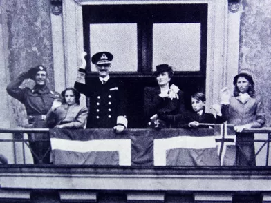 La princesse Märtha, le prince héritier Olav et leurs enfants avec le roi Haakon VII de Norvège à leur retour, après la Libération de la Norvège