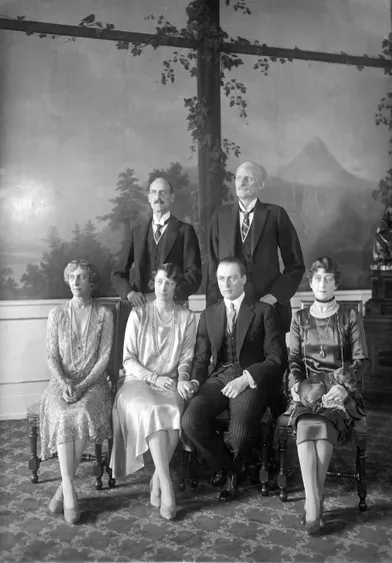 La princesse Märtha de Suède et le prince héritier Olav de Norvège avec leurs parents, au lendemain de leur mariage le 22 mars 1929