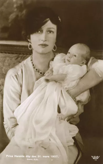 La princesse Märtha de Norvège avec son fils le prince Harald, en mars 1937