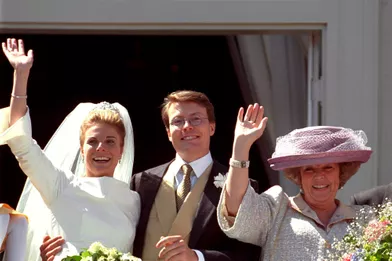 Le prince Constantijn des Pays-Bas et Laurentien Brinkhorst avec la reine Beatrix, le 19 mai 2001, jour de leur mariage religieux