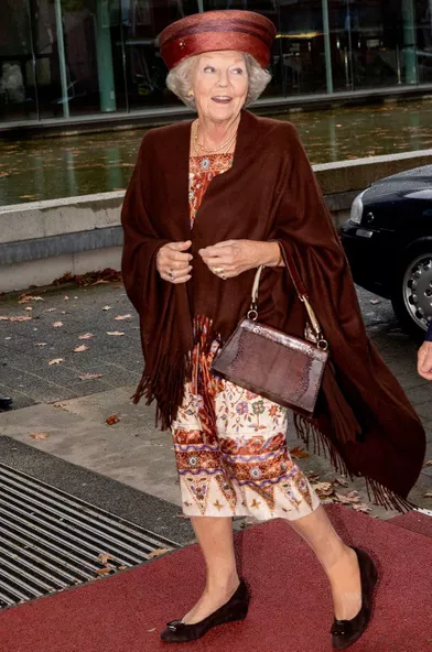 L'ex-reine Beatrix des Pays-Bas, vêtue de couleurs automnales, à Apeldoorn le 12 octobre 2021
