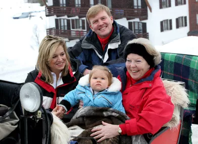 La princesse Catharina-Amalia des Pays-Bas avec ses parents et sa grand-mère la reine Beatrix, le 12 février 2005