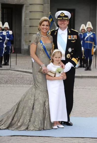 La princesse Catharina-Amalia des Pays-Bas avec ses parents au mariage de sa marraine la princesse Victoria de Suède, le 19 juin 2010