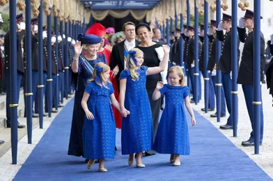La princesse Catharina-Amalia des Pays-Bas avec ses deux petites sœurs, leur grand-mère l'ex-reine Beatrix, leurs tantes les princesses Mabel et Laurentien et leur oncle le prince Constantijn, le 30 avril 2013, jour de l'accession au trône du roi Willem-Alexander