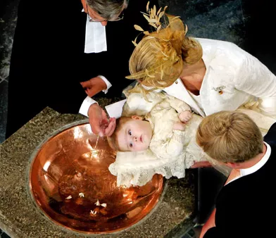 La princesse Catharina-Amalia avec ses parents, le 12 juin 2004, jour de son baptême