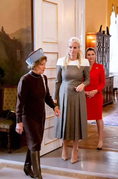 La reine Sonja de Norvège avec sa belle-fille la princesse Mette-Marit et sa fille la princesseMärtha Louiseà Oslo, le 9 novembre 2021