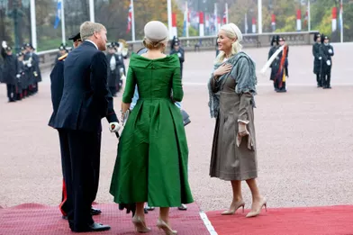 La reine Maxima et le roi Willem-Alexander des Pays-Bas, de dos, et la princesse Mette-Marit de Norvègeà Oslo, le 9 novembre 2021