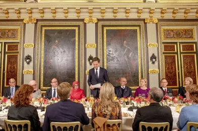 La reine Maxima et le roi Willem-Alexander des Pays-Bas, de dos, à La Haye, le 22 novembre 2018