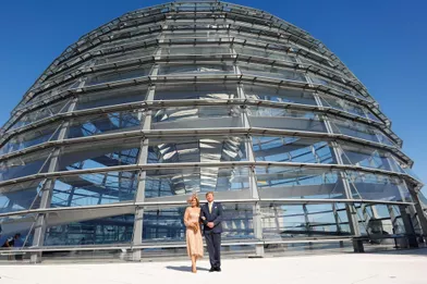 La reine Maxima et le roi Willem-Alexander des Pays-Bas devant le dôme du Bundestagà Berlin, le 6 juillet 2021