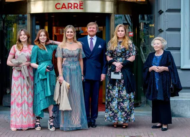 La reine Maxima et le roi Willem-Alexander des Pays-Bas, leurs filles et l'ex-reine Beatrix à Amsterdam, le 12 mai 2021
