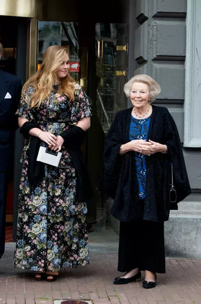 La princesse héritière Catharina-Amalia des Pays-Bas et sa grand-mère l'ex-reine Beatrix à Amsterdam, le 12 mai 2021