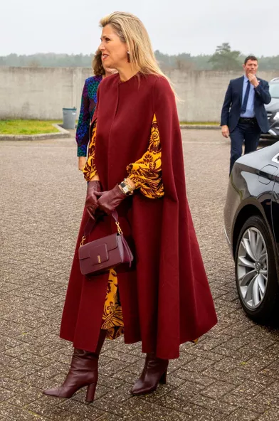 La reine Maxima des Pays-Bas en moutarde et bordeaux àRadio Kootwijk, le 16 novembre 2021