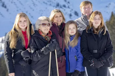 La reine Maxima et le roi Willem-Alexander des Pays-Bas avec leurs filles et l'ex-reine Beatrix à Lech, le 25 février 2019