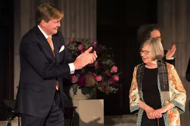 Le roi Willem-Alexander des Pays-Bas avec Barbara Ehrenreich à Amsterdam, le 27 novembre 2018