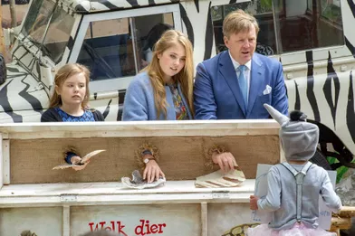Le roi Willem-Alexander des Pays-Bas avec les princesses Ariane et Catharina-Amalia à Amersfoort, le 27 avril 2019