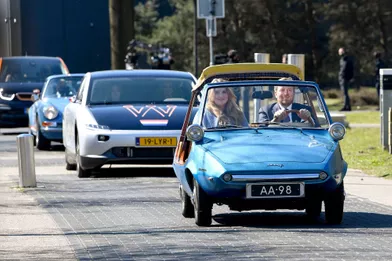 Le roi Willem-Alexander des Pays-Bas et la princesse Catharina-Amalia, suivis d'une voiture conduite par la reine Maxima à Eindhoven, le 27 avril 2021
