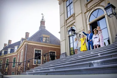 La reine Maxima et le roi Willem-Alexander des Pays-Bas avec leurs filles, le 27 avril 2020 à La Haye