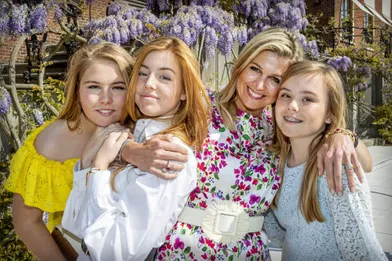 La reine Maxima des Pays-Bas et ses filles les princesses Catharina-Amalia, Alexia et Ariane à La Haye, le 27 avril 2020