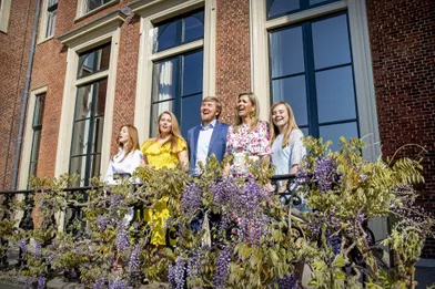 La reine Maxima et le roi Willem-Alexander des Pays-Bas avec leurs filles à La Haye, le 27 avril 2020