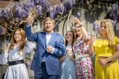 La reine Maxima et le roi Willem-Alexander des Pays-Bas avec leurs filles à La Haye, le 27 avril 2020