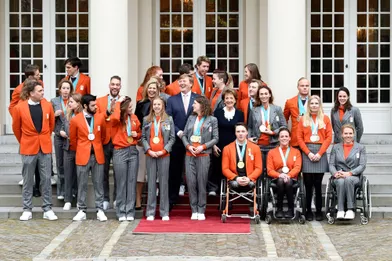 La reine Maxima, le roi Willem-Alexander et la princesse Margriet des Pays-Bas avec les médaillés de Pyeongchang à La Haye, le 23 mars 2018