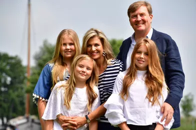 La reine Maxima, le roi Willem-Alexander des Pays-Bas et leurs filles à Warmond, le 7 juillet 2017