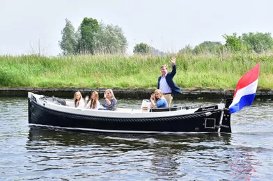 La reine Maxima, le roi Willem-Alexander des Pays-Bas et leurs filles à Warmond, le 7 juillet 2017