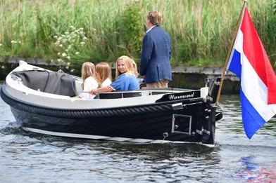 La reine Maxima, le roi Willem-Alexander des Pays-Bas avec leurs filles à Warmond, le 7 juillet 2017