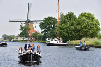 La reine Maxima, le roi Willem-Alexander des Pays-Bas et leurs trois filles à Warmond, le 7 juillet 2017