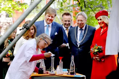 La reine Maxima et le roi Willem-Alexander des Pays-Bas avec leurs filles à Groningen, le 27 avril 2018