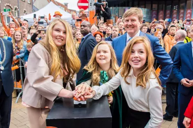 Le roi Willem-Alexander des Pays-Bas avec ses filles à Groningen, le 27 avril 2018