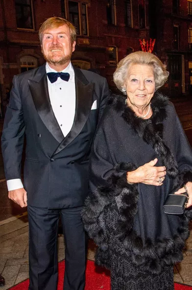 L'ex-reine Beatrix des Pays-Bas avec son fils aîné le roi Willem-Alexander à Amsterdam, le 15 novembre 2021