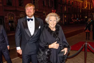 Le roi Willem-Alexander des Pays-Bas et sa mère l'ex-reine Beatrix à Amsterdam, le 15 novembre 2021