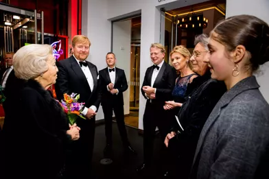 L'ex-reine Beatrix des Pays-Bas avec son fils aîné le roi Willem-Alexander à Amsterdam, le 15 novembre 2021