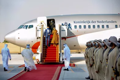 La reine Maxima et le roi Willem-Alexander des Pays-Bas à leur arrivée à Abou Dhabi, le 2 novembre 2021