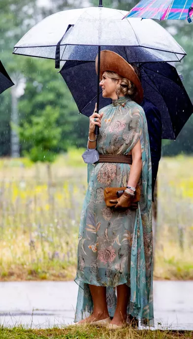 La reine Maxima des Pays-Bas chaussée de souliers plats dans un parc à Berlin, le 7 juillet 2021