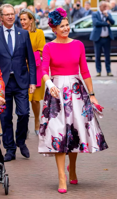 La reine Maxima des Pays-Bas dans une jupe Natan très colorée à Assen, le 7 octobre 2021