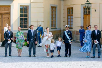 Le prince Julian de Suède avec ses parents, ses deux frères et ses parrains et marraines à Drottningholm, le 14 août 2021
