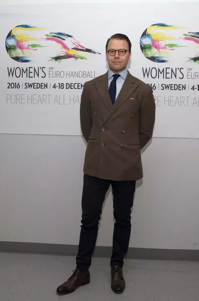 Le prince consort Daniel arrivent au Hovet à Stockholm où se déroule l'Euro de hand féminin, le 4 décembre 2016