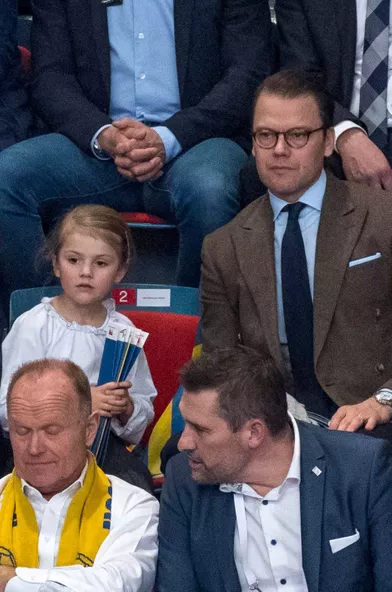 La princesse Estelle de Suède et son père le prince consort Daniel assistent au match Suède-Espagne qui lance l'Euro de hand féminin au Hovet à Stockholm, le 4 décembre 2016