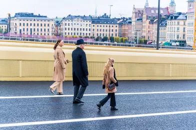 Les princesses Victoria et Estelle de Suède avec le roi Carl XVI Gustaf à Stockholm, le 25 octobre 2020