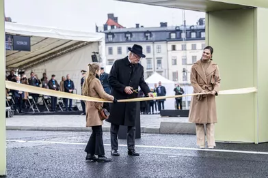 Les princesses Estelle et Victoria de Suède avec le roi Carl XVI Gustaf à Stockholm, le 25 octobre 2020