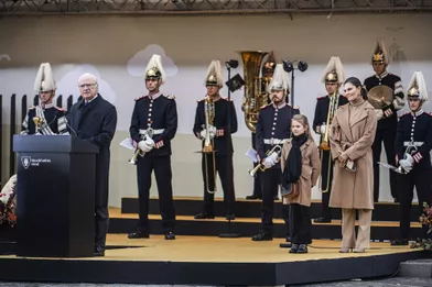 Le roi Carl XVI Gustaf de Suède avec les princesses Estelle et Victoria à Stockholm, le 25 octobre 2020
